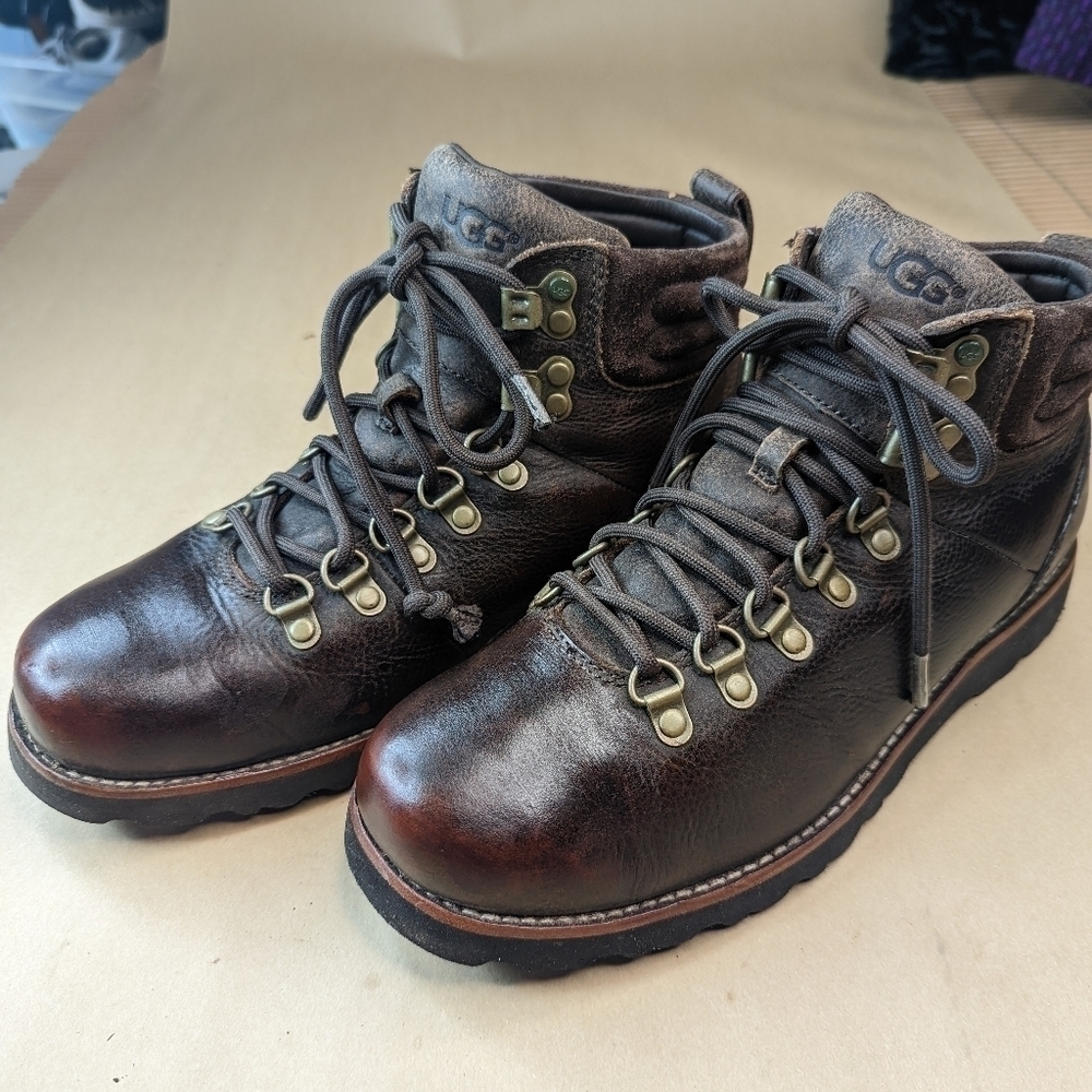 UGG "Capulin" men's sz 8 . Women's sz 10. Shearling lining waterproof boots brow